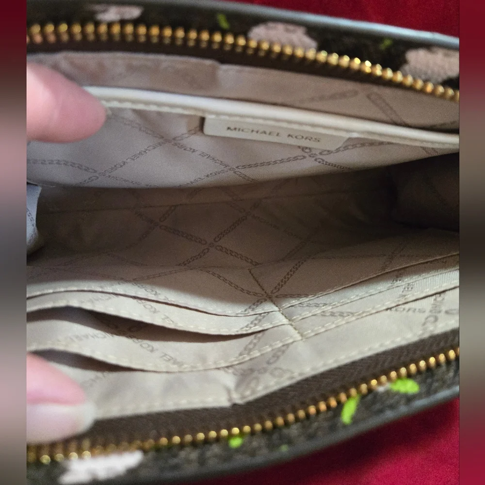 Michael Kors Jet Set Signature Embossed Floral XL Wristlet/Wallet - Picture 4 of 7